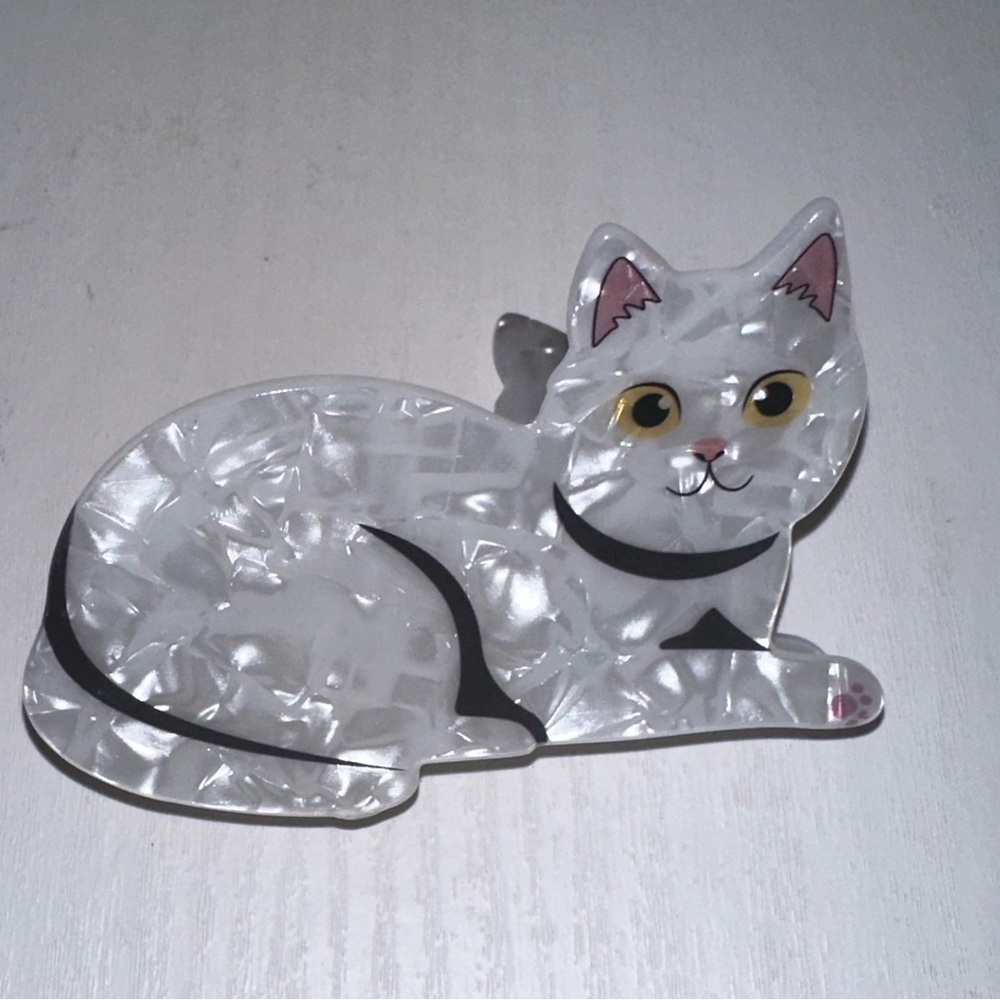 White cat hair claw clip. Never worn
